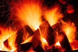 Lire la suite à propos de l’article Les 5 types de feu de camp et comment les utiliser ?