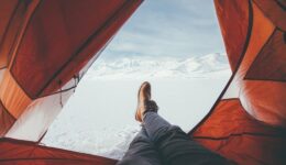 Conseils de camping par temps froid pour vous garder au chaud pendant votre sommeil