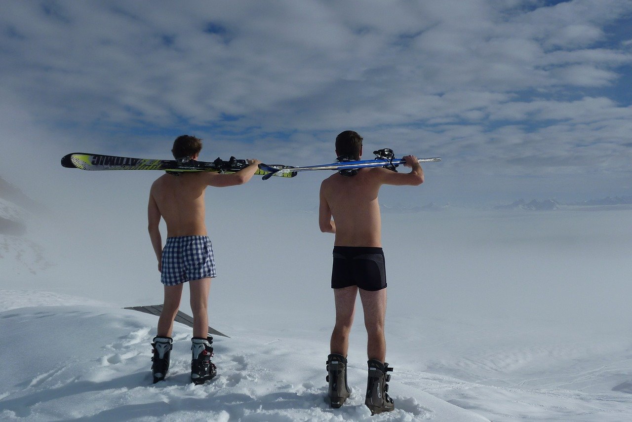 deux hommes font un sejour au ski