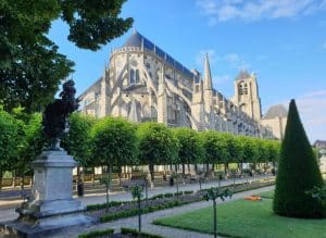 Lire la suite à propos de l’article À la découverte de Bourges, une ville chargée d’histoire et de patrimoine culturel