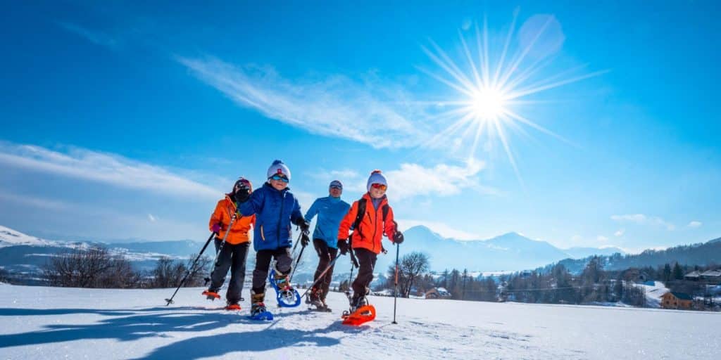 famille faisant de la rando en raquettes
