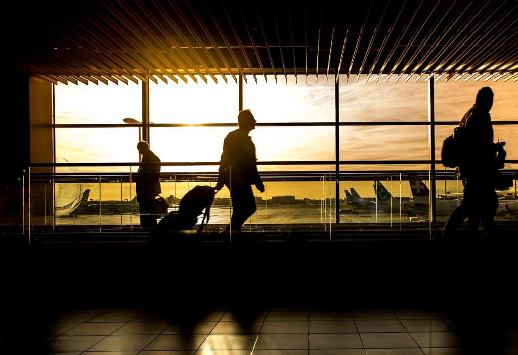 des voyageurs à l'aéroport