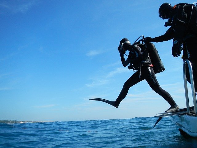 plongeur qui saute dans l'eau