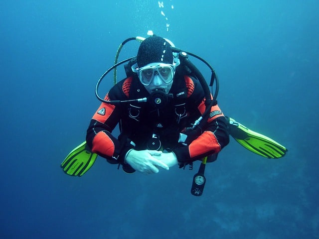 plongeur dans les profondeurs de l'océan