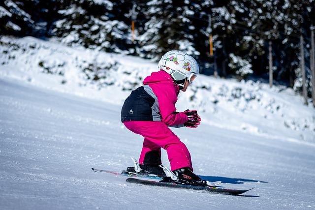 petite fille faisant une descente en ski