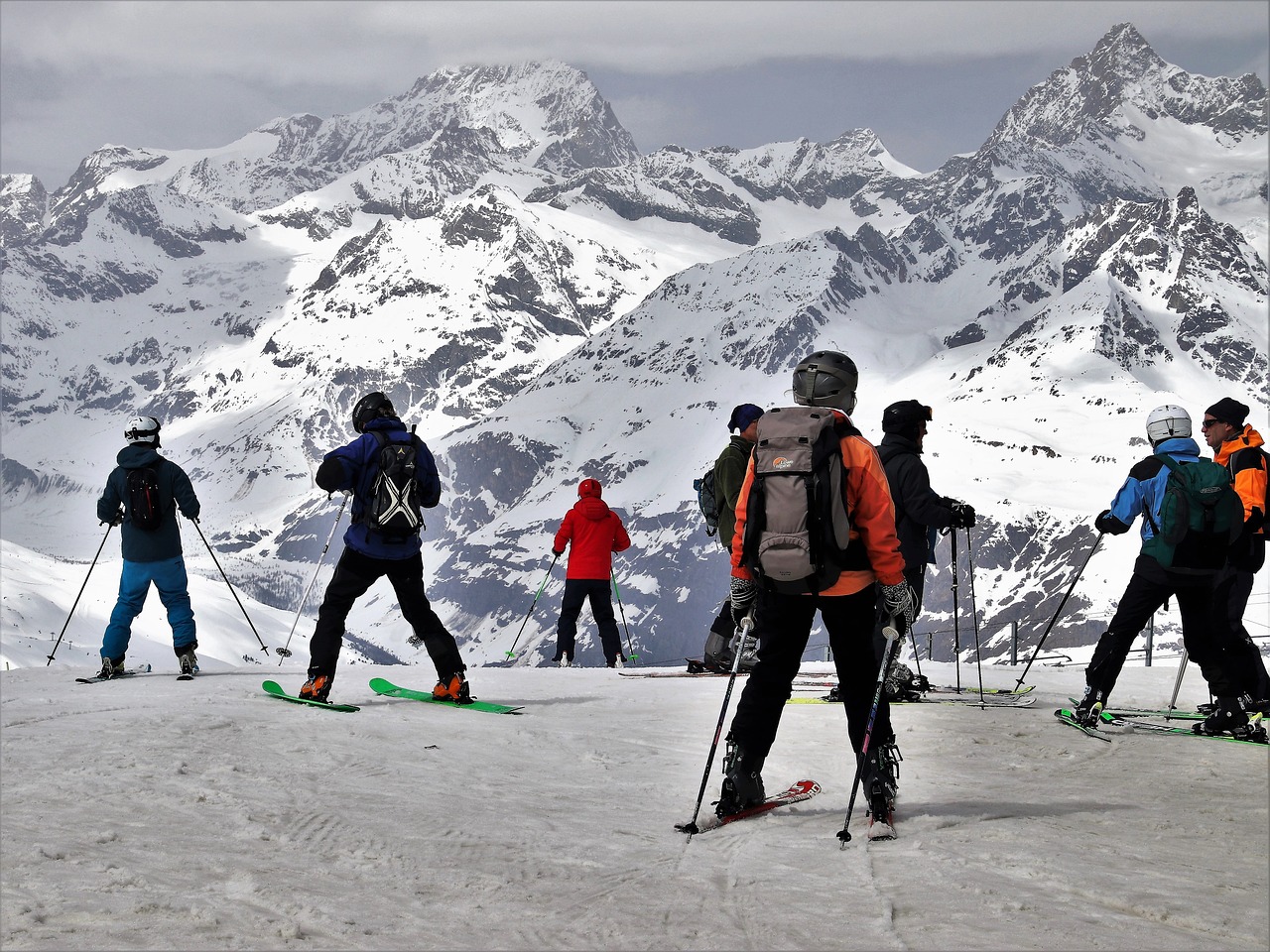 des skieurs faisant une descente en ski
