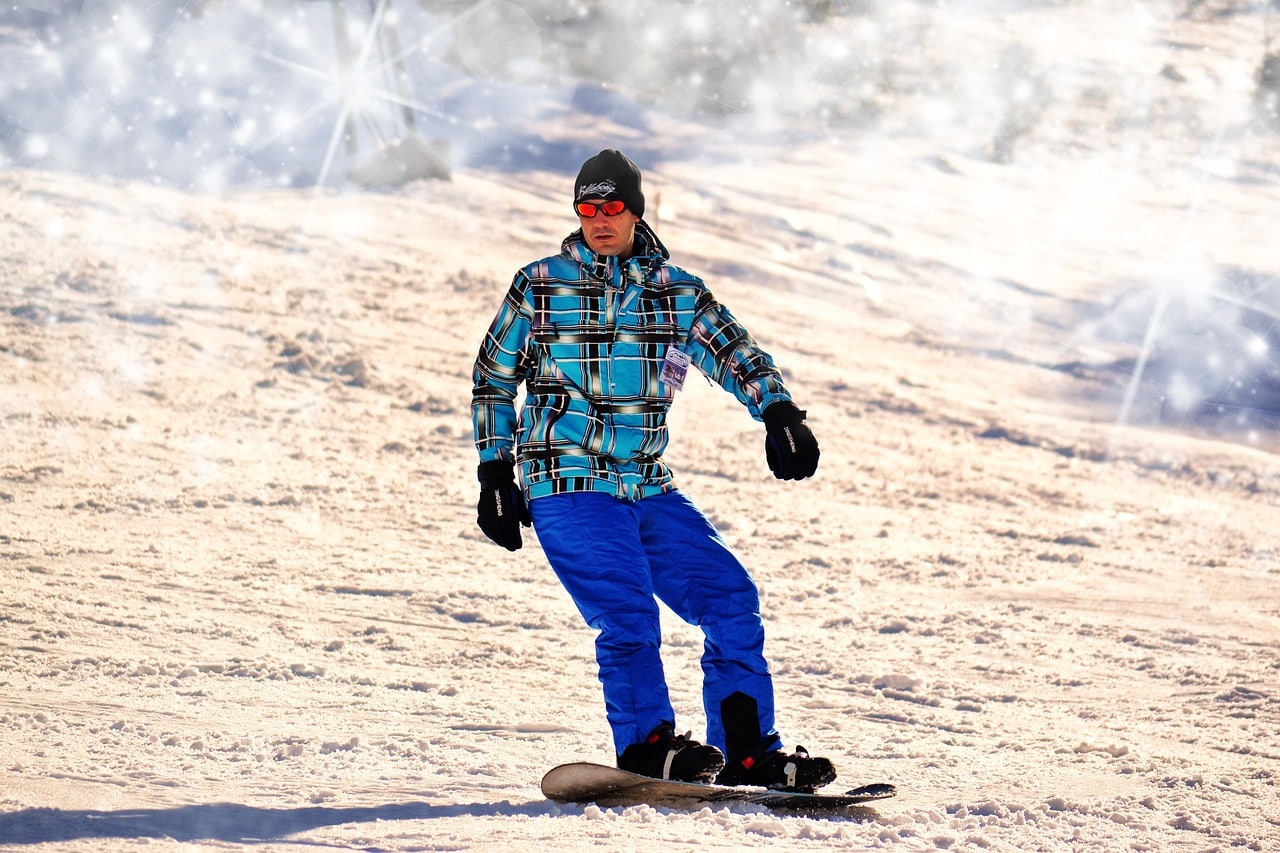 homme faisant du snowboard
