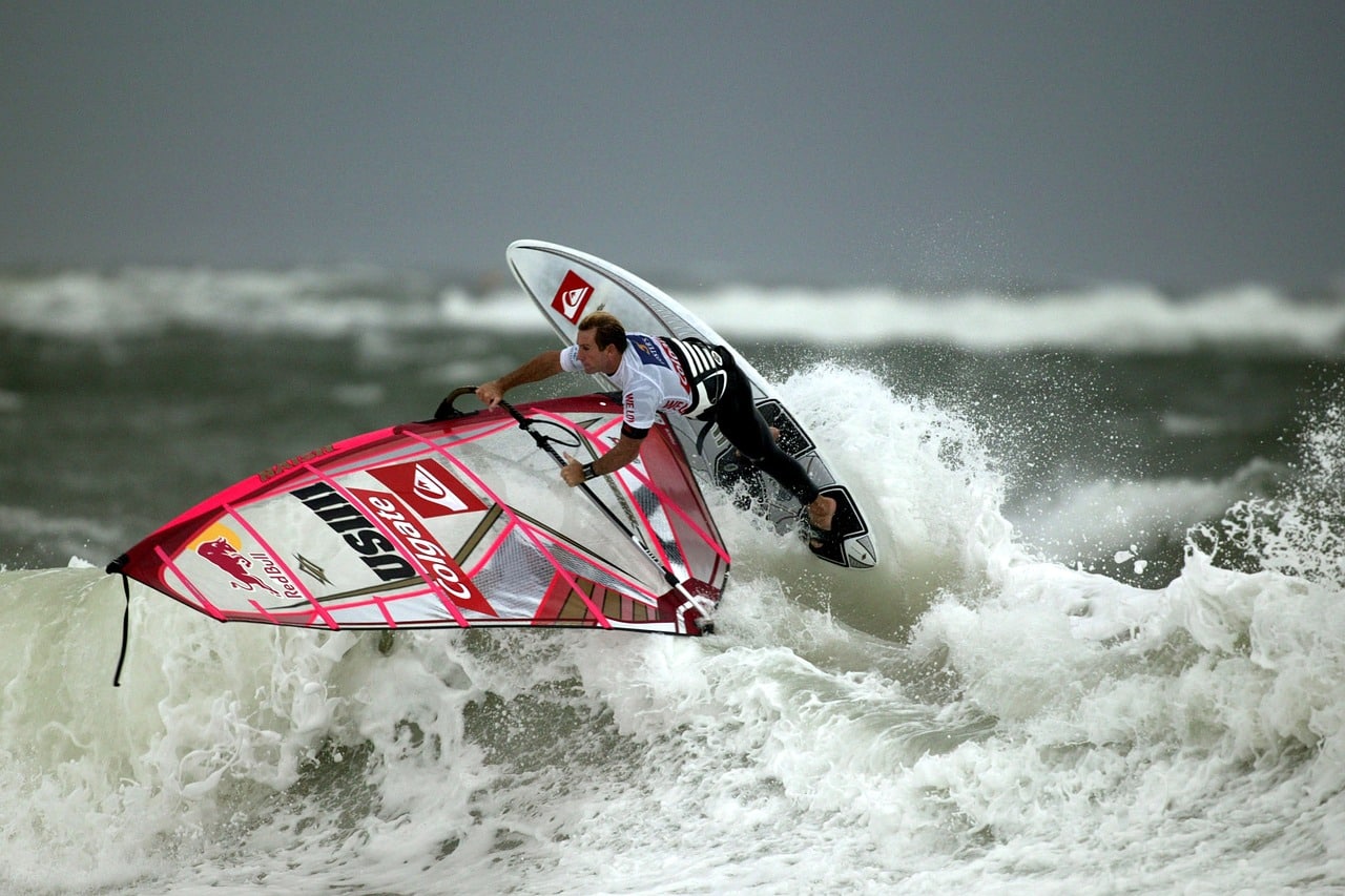 windsurf dans les vagues