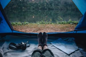 Lire la suite à propos de l’article Camper quand il pleut : les essentiels pour dormir sereinement !