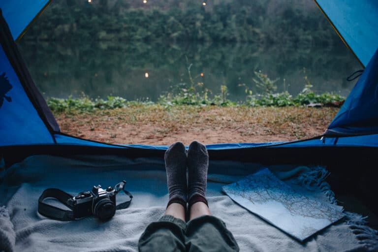 Camper quand il pleut : les essentiels pour dormir sereinement !