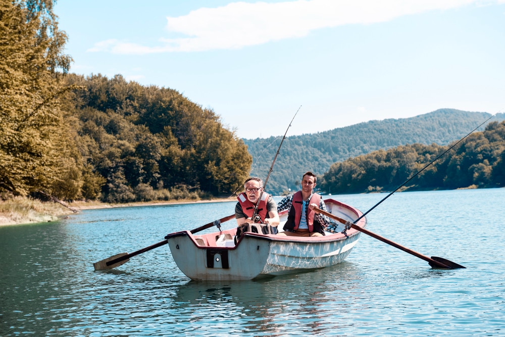 hommes qui pechent sur l'eau