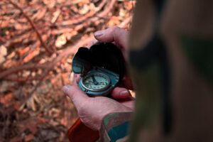 Lire la suite à propos de l’article Découvrir la vie en nature grâce à un stage de survie : bien se préparer pour profiter de l’expérience